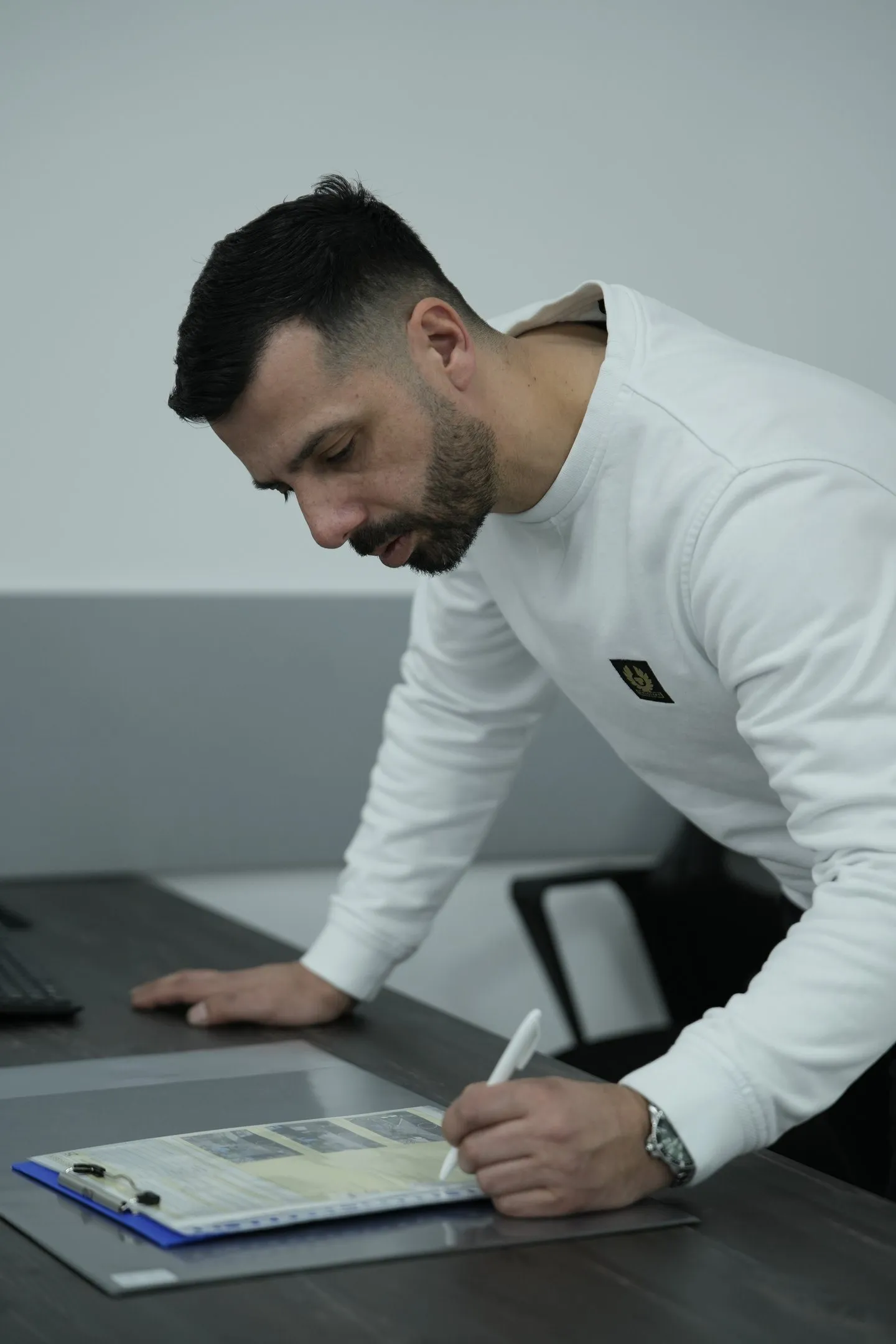 Unterschrift bei der Anmeldung im Büro