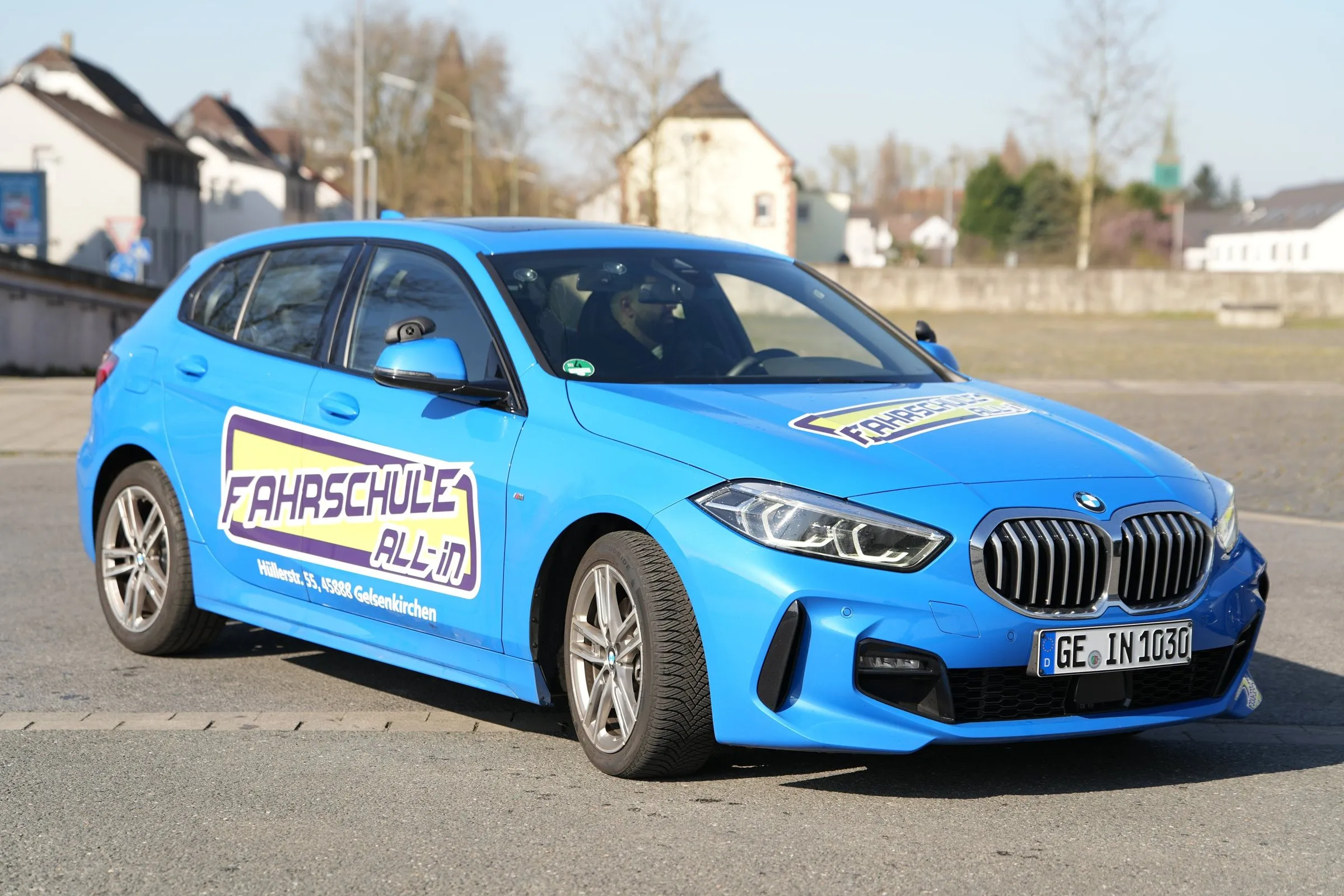 Blauer BMW 1er der Fahrschule All-in