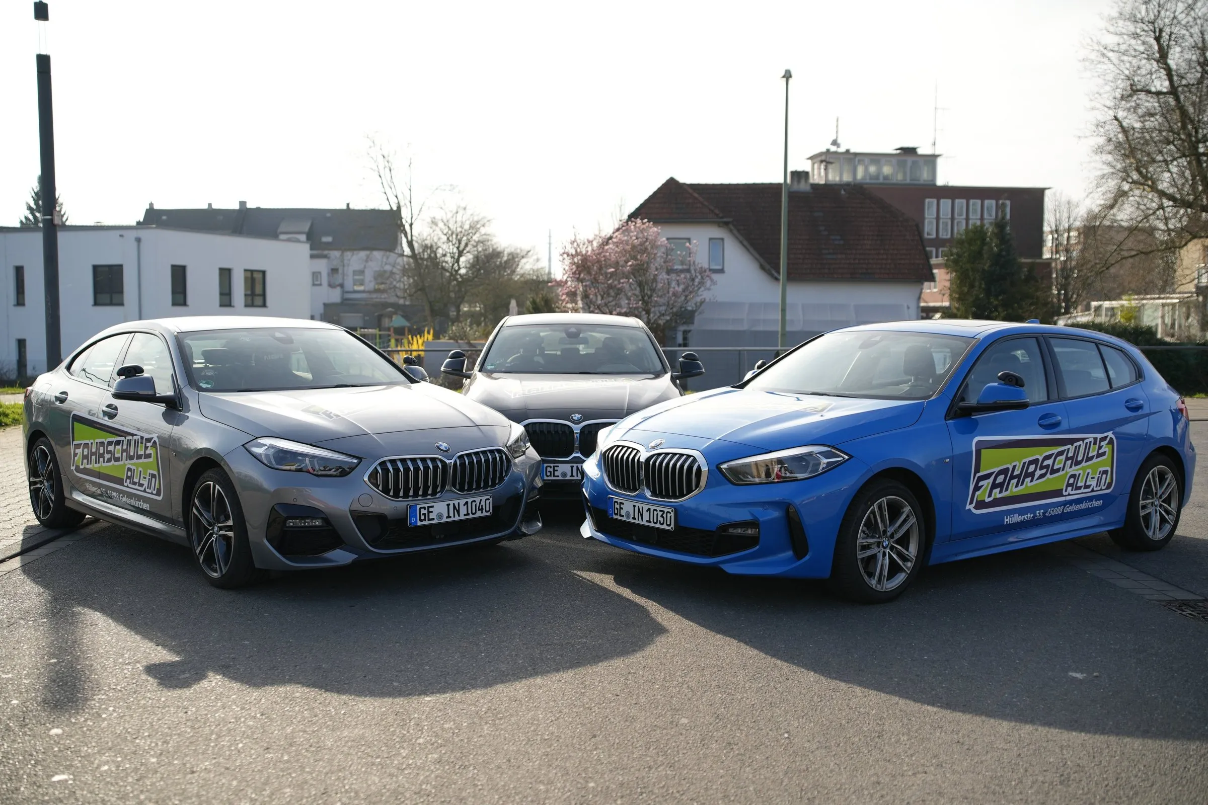 Fahrschulautos der Fahrschule All-in auf dem Parkplatz