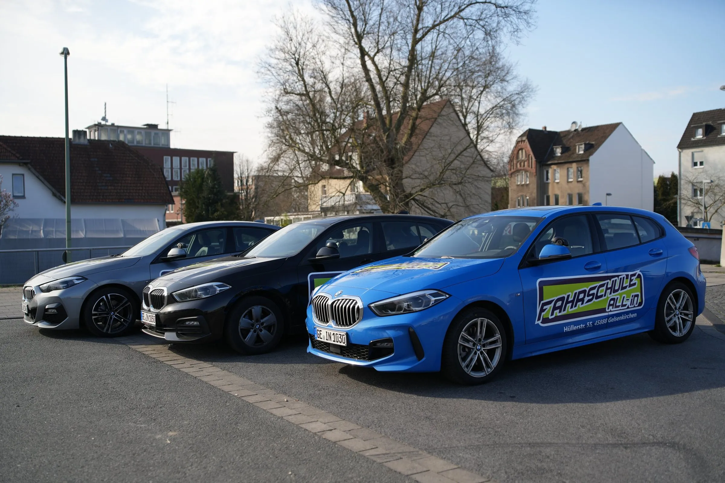 Drei BMW der Fahrschule All-in in einer Reihe