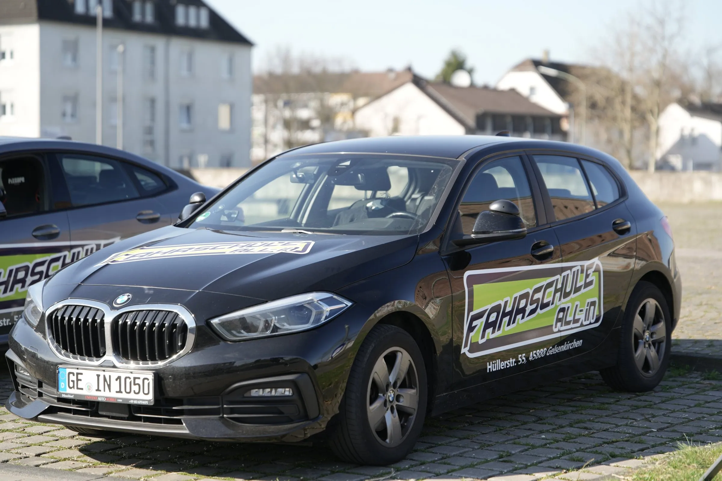 Schwarzer BMW 1er der Fahrschule All-in