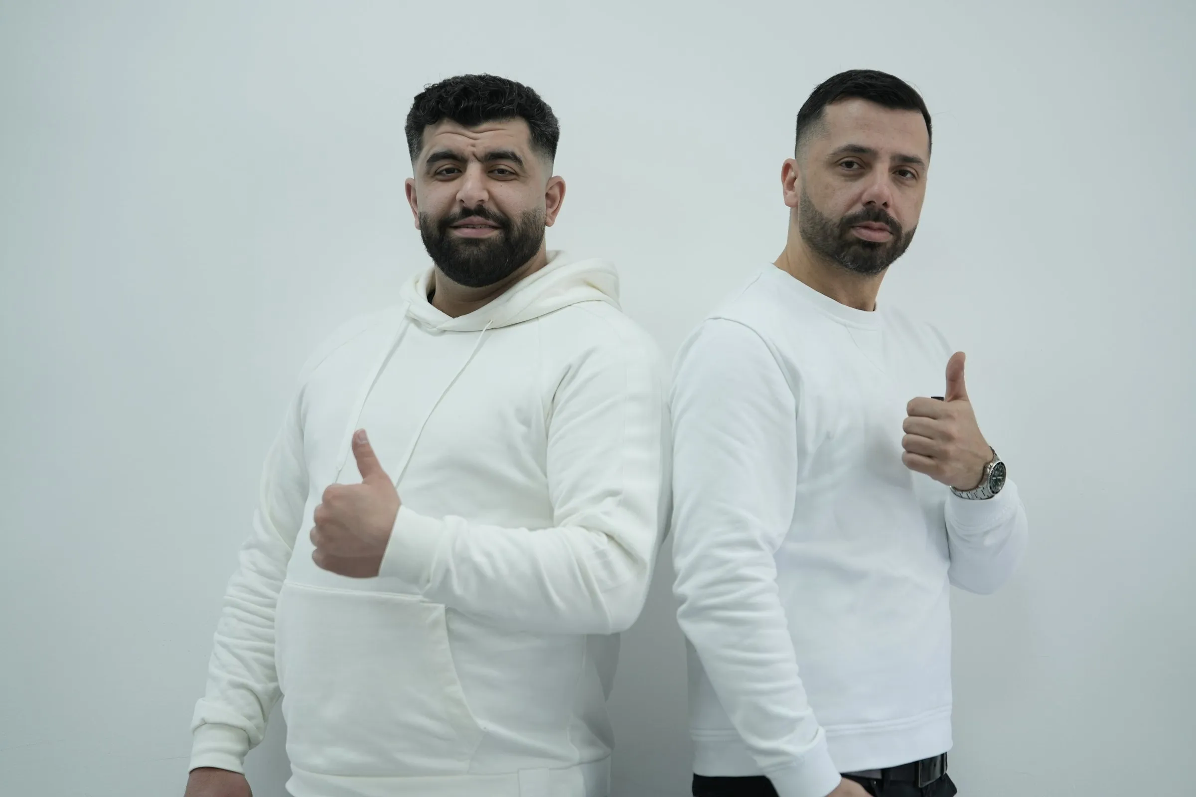 Team der Fahrschule All-in mit erhobenem Daumen